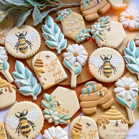 What will baby bee? 🐝 I... - That Girl Who Bakes Cookies What Will Baby Bee, Garden Cookies, Flower Sugar Cookies, Bee Cookies, Royal Iced Cookies, Cookies Theme, Birthday Baking, Baby Cookies, Bee On Flower