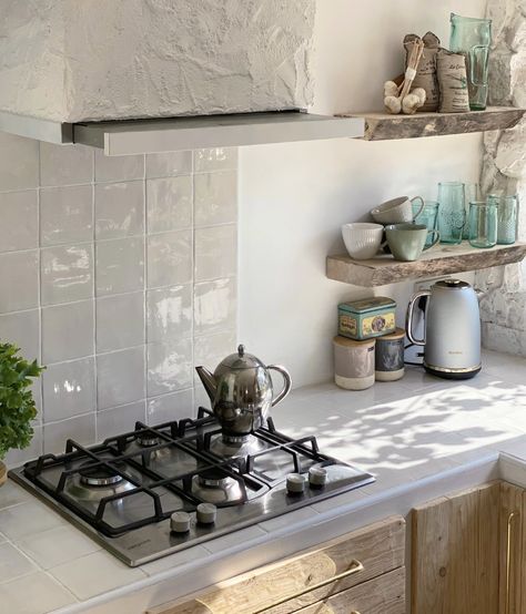 The tile countertop trend is back – but is it a mistake? | Retro Tile Countertops Kitchen, Tile Kitchen Countertops Ideas, Tile Benchtop Kitchen, Kitchen Tile And Countertop Combinations, Kitchen With Tile Countertops, Kitchen Tiled Countertop, Tiled Countertops Kitchen, Tiled Kitchen Worktop, Tiles Countertops Kitchen