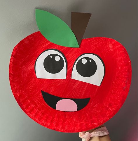 Fall painting apple craft Paper Plate Apple Craft, Plate Crafts For Kids, Thanksgiving Crafts For Toddlers, November Crafts, Paper Plate Crafts For Kids, Halloween Crafts For Toddlers, Apple Craft, Fun Fall Crafts, Thanksgiving Decorations Diy