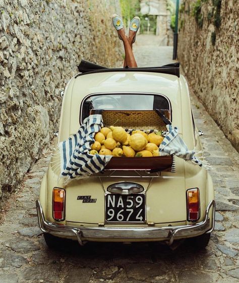 SENSTYLABLE on Instagram: “Lemons and vintage Fiat ( @sincerelyjules by 📷 @grantlegan) #summer #vintage #retro” Old Car, Italian Summer, Fiat 500, Wanderlust Travel, Positano, Amalfi Coast, Summer Travel, Amalfi, Florence