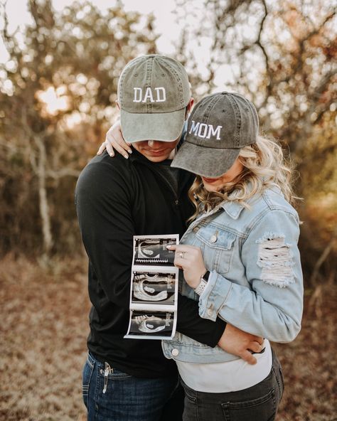 Mom Dad Hats Pregnancy Announcement, Mom And Dad Hats Announcement, Mom And Dad Pregnancy Announcement, Mom And Dad Hats, Baseball Pregnancy Announcement, Pregnancy Announcement Photography, Pregnancy Announcement Pictures, Announcement Photoshoot, Unique Pregnancy Announcement