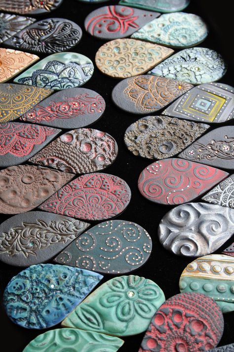 Clay Stamps, Clay Tiles, Clay Ornaments, Clay Jewelry Diy, Ceramic Pendant, Tile Ideas, Porcelain Clay, Polymer Clay Projects, Polymer Clay Art