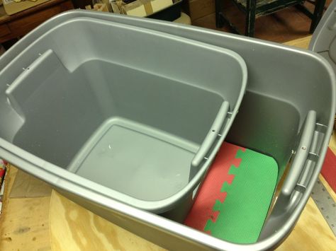 " The distance between the fronts prevents dogs from being able to reach the litter pan." GREAT design to DIY to keep the dog OUT of the litter pan! GREAT instructions! #cats #LitterBox #litter Dog Proof Litter Box, Cat Liter, Diy Litter Box, Dog Litter Box, Feral Cat Shelter, Liter Box, Cat Box, Feral Cats, Cat Shelter