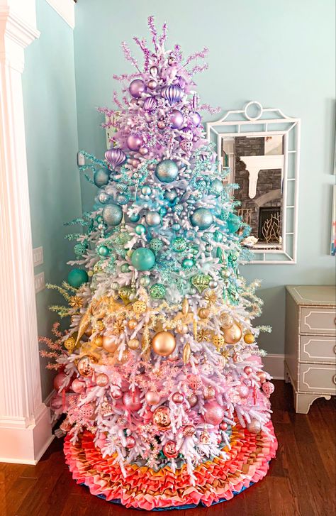 Spray painted old ornaments to create colors, rainbow gradient christmas tree in soft pastels Christmas Tree Ideas Pastel Colors, Gradient Christmas Tree, Pastel Color Christmas Tree, Pastel Color Christmas Decor, Glitterville Christmas Tree, White Rainbow Christmas Tree, Irridescent Christmas Tree Ideas, Pastel Rainbow Christmas Tree, Ombré Christmas Tree