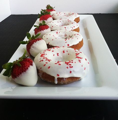 Baked Strawberry Donuts with White Chocolate Ganache Strawberry Donuts Recipe, Homemade Doughnuts, Strawberry Donuts, Breakfast Goodies, Torte Cupcake, White Chocolate Ganache, Baked Strawberries, Homemade Donuts, Doughnut Recipe