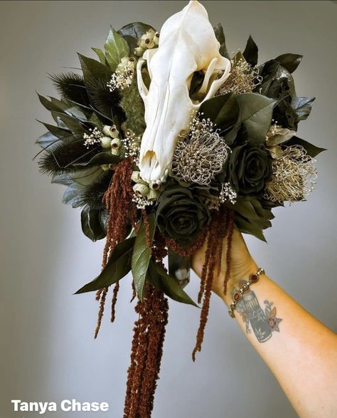 Witch Bouquet Wedding, Viking Flowers, Wiccan Wedding Bouquet, Witchy Wedding Bouquet, Pagan Wedding Decor, Goth Wedding Flower Arrangements, Witchy Bouquet, Gothic Floral Arrangements, Gothic Forest Wedding