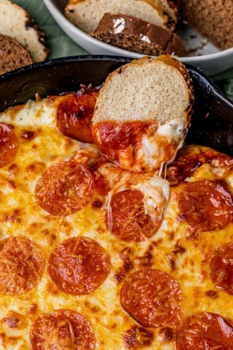 Baked Pizza Dip, Baked Cheese Dip, Hot Cheese Dip, Easy Pepperoni Pizza, Cheesy Dip Recipes, Pizza Dip Recipes, Pepperoni Pizza Dip, Baked Pizza, Pizza Dip