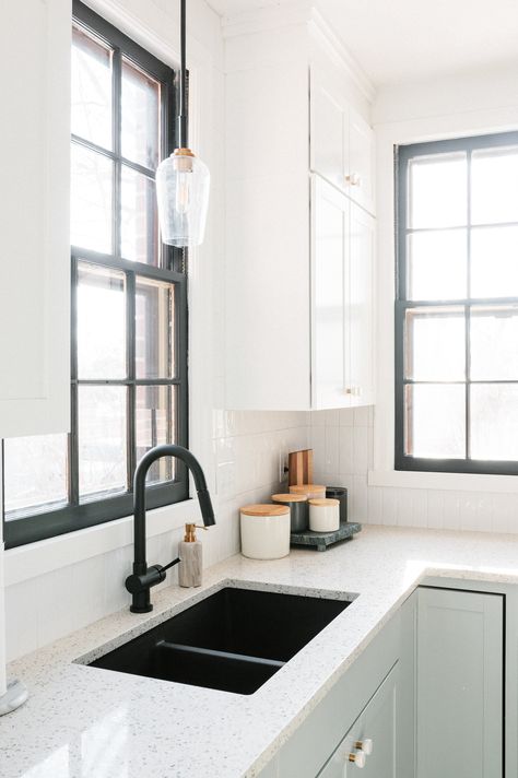 Black Farmhouse Sink, Ikea Black, Farmhouse Sink Faucet, Modern Kitchen Renovation, White Farmhouse Sink, Best Kitchen Sinks, Black Kitchen Sink, Kitchen Sink Design, Black Faucet