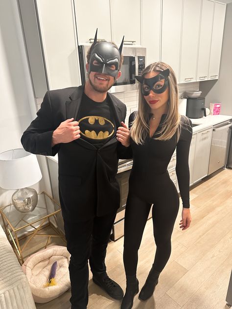 Cheap Easy Halloween Costumes, Ropa Color Neon, Catwoman And Batman, Catwoman Halloween Costume, Superhero Halloween Costumes, Batman Halloween, Cute Couples Costumes, Halloween Parejas, Classy Halloween Costumes