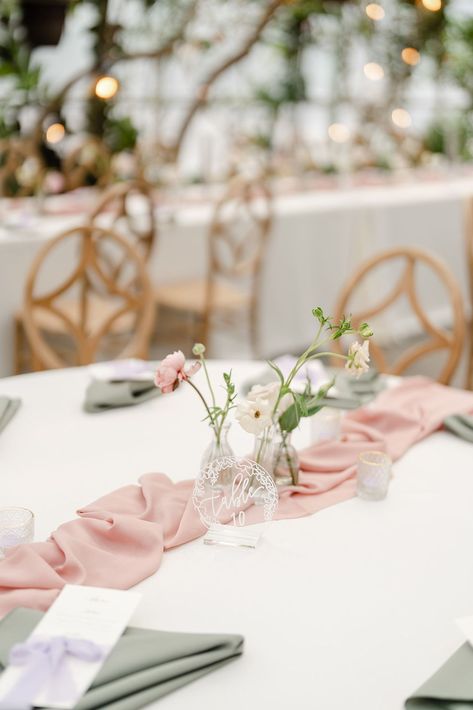 Beautifully simple centerpieces at one of our latest weddings in Salt Lake City. Linens were pink and green with white tableclothes and simple florals in the same color scheme in the center of each round table. #perfectweddingplanning #weddingplannerinslc #fairytaleweddingdesign Round Wedding Tables, Round Table Decor, Auckland Wedding, Pink Mountains, Tafel Decor, Reception Inspiration, Greenhouse Wedding, Pink Table, Lodge Wedding