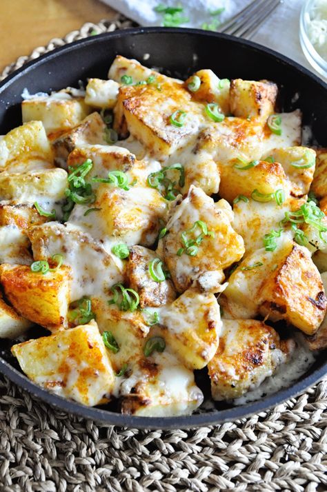 Garlic ROASTED POTATOES with MELTED CHEESE | Spain on a Fork Manchego Cheese Recipes, Roasted Potatoes And Onions, Garlic Roasted Potatoes, Cheese Course, Manchego Cheese, Potato Sides, Cheese Potatoes, Cheesy Potatoes, Veggie Sides