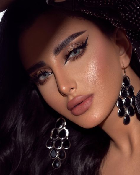 Arabic Makeup Looks Arabian Eyes, Arabian Makeup Look, Arabic Makeup Looks, Moroccan Makeup, Uae Women, Egyptian Eye Makeup, Wallpapers Home Screen, Glam Bride Makeup, Makeup Wrinkles