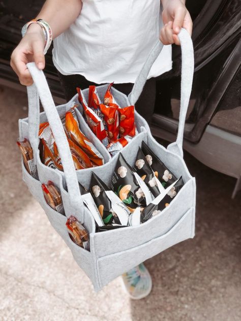 Spilling the beans on how to make the ultimate snack caddy for carpool! A caddy that's full of treats and easy to pass to the back row! snacks, kid-friendly snacks, fun food, food tips, snacking tips, snacks for kids, Fleurdille, mom life, mom tips, mom blogger Snack Caddy, Volvo Ex30, Park Snacks, Car Organizing, Soccer Snacks, Car Snacks, Vacation Food, Snack Display, Snack Cart