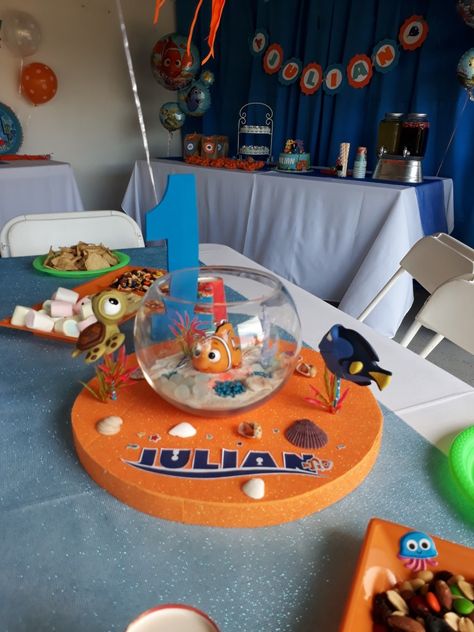 Nemo centerpiece table decoration Finding Nemo Centerpieces Diy, Dory Centerpieces Ideas, Finding Nemo Table Centerpieces, Finding Nemo Birthday Party Decorations, Nemo Table Decorations, Finding Dory Centerpieces Ideas, Finding Nemo Birthday Party Ideas Centerpieces, Finding Nemo Centerpieces Ideas, Nemo Centerpieces Ideas