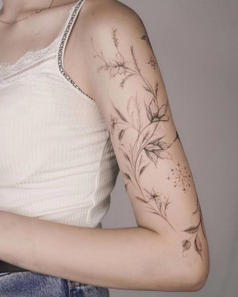 Tattoo Brazo Mujer, Tato Naruto, Abstract Flower Tattoos, Arm Wrap Tattoo, Tato Maori, Delicate Flower Tattoo, Around Arm Tattoo, Tato Minimal, Wrap Tattoo