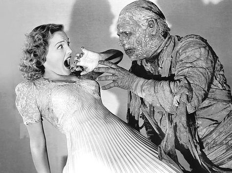 Elyse Knox & Lon Chaney Jr. in Universal's The Mummy's Tomb (1942) Classic Monster Movies, Universal Horror, Lon Chaney Jr, Lon Chaney, Creature From The Black Lagoon, Monster Movies, Famous Monsters, Cool Monsters, Horror Monsters