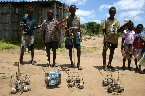 Vincent in Malawi sent a link to this picture. He says, "Kids usually make their own toys. A big hit is usually  the wire car  ("ma-wire" in Chichewa) made from all sorts of bits and pieces you can find lying around. ...the really skilled kids can make some amazing stuff. South Africa Activities For Kids, African Toys, South African Childhood Memories, International Craft, Children In Africa, Knysna Forest South Africa, Barbi Afrika Rare Photos, Human Kindness, African Children