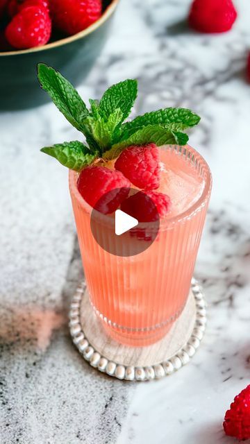 Mojito Recipe With Sprite, Raspberry Lime Mojito, Raspberry Mojito Recipe Pitcher, Mojito With Sprite, Easy Mojito Recipe, Pineapple Mojito, Raspberry Mojito, Mojito Recipe, Spring Cocktails