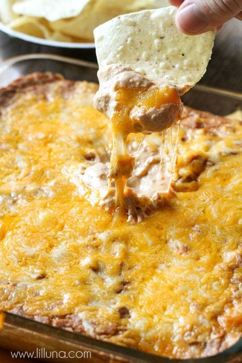 Burger Dip Recipes, Appetizer Dip Recipes Easy, Dips With Cream Cheese Easy, Cheese Bean Dip, Cheesy Bean Dip, Cream Cheese Bean Dip, Bean Cheese Dip, Dip Appetizers, Refried Bean Dip