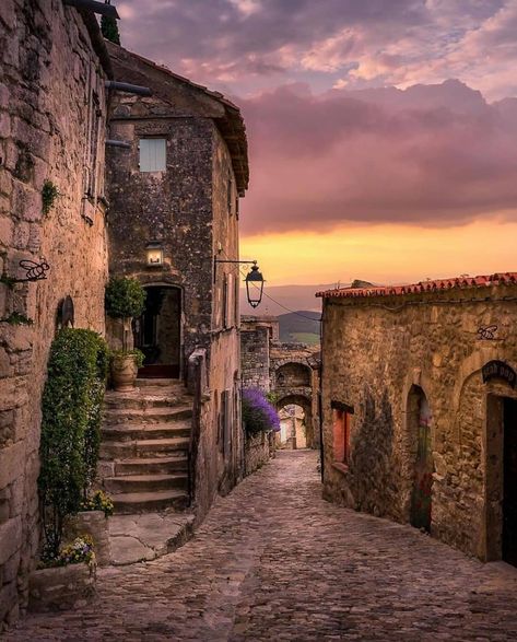 Instagram Assisi Italy, Lacoste France, Round The World, Cote D’azur, Avignon, French Riviera, Beautiful Space, Barcelona Cathedral, Provence