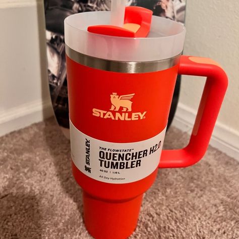 Orange Stanley Cup, Red Stanley Cup, Orange Stanley, Copo Stanley, Stanley Water Bottle, Trendy Water Bottles, Stanley Cups, Birthday Stuff, Christmas Gift Basket