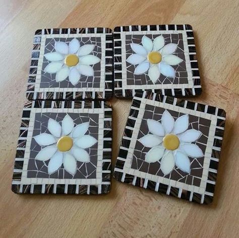 .. Stained Glass Mosaic Art, Mosaic Art Diy, Mosaic Flower Pots, Mosaic Pots, Mosaic Garden Art, Mosaic Tile Art, Mosaic Art Projects, Mosaic Flowers, Glass Mosaic Art