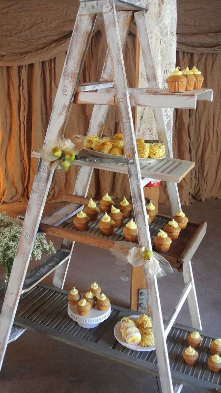 30 Rustic-Inspired Food Display Ideas With Tastiest Desserts Weddingomania | Weddingomania Country Carnival, Farmhouse Weddings, Rustic Country Wedding Decorations, Barnyard Wedding, Daisy Farm, Barn Parties, Barn Wedding Decorations, Country Wedding Decorations, Wedding Barn