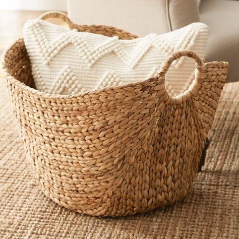 First Apartment Essentials, Grass Basket, Square Baskets, Seagrass Basket, Apartment Essentials, Decor Essentials, Decoration Inspiration, Rattan Basket, Woven Basket