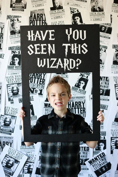 Harry Potter Photo Booth with Props - How fun would this be at a Harry Potter themed Halloween party?? Harry Potter Photo Booth, Harry Potter Motto Party, Harry Potter Weihnachten, Baby Harry Potter, Harry Potter Photo, Harry Potter Party Decorations, Harry Potter Day, Classe Harry Potter, Harry Potter Christmas Decorations