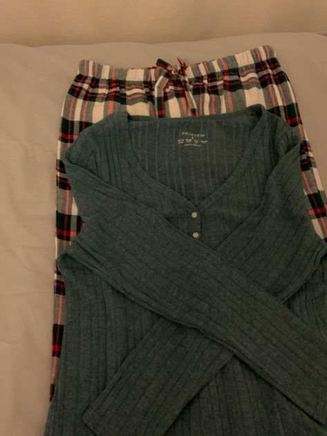 Pajamas For Winter, Cute Pajamas Winter, Cute Pjs Winter, Dark Academia Pjs, Aesthetic Christmas Pajamas, Comfy Pajama Outfits, Winter Pjs Aesthetic, Winter Pajamas Aesthetic, Pyjamas Aesthetic Winter