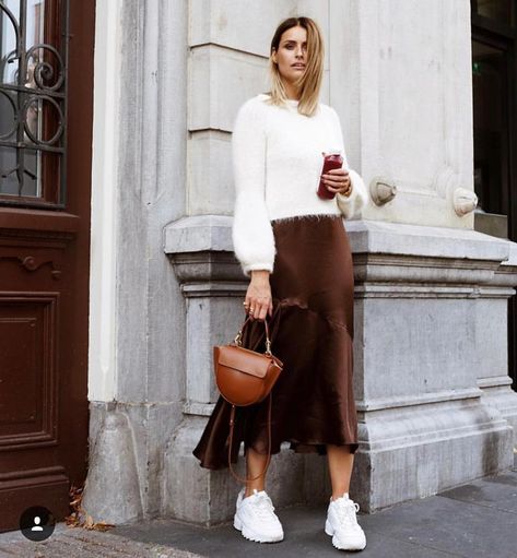 Chocolate brown silk skirt + white knit + chunky white sneakers ✔Great casual-chic look on Amsterdam-based fashion editor… Witte Sneakers Outfit, Casual Chique Stijl, White Sneakers Outfit, Chic Sneakers, Brown Skirt, Silk Outfit, Song Of Style, Most Beautiful Dresses, Silk Skirt