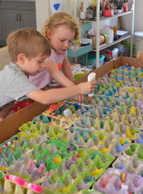 Glue egg cartons into a giant box and let the kids explore with color and texture, building whatever they want! This open-ended, process art idea is great for kids ages 3-8. Texture Building, Process Art Preschool, Open Ended Art, Group Art Projects, Art Collaboration, Montessori Art, Recycled Art Projects, Egg Cartons, Kids Exploring