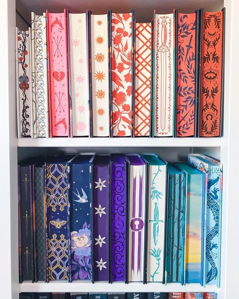 Book Side Painting, Diy Sprayed Edges Books, Painting On Book Edge, Painting Book Page Edges, Diy Painted Book Edges, Stenciled Edges Books, Books With Painted Edges, Book Edge Painting Ideas, Book Stenciled Edges