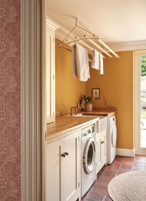 15 Colourful Utility Rooms | Houzz UK Utility Room Boot Room, English Utility Room, Yellow Utility Room, Small Utility Room Ideas Uk, Colourful Utility Room, Cottage Utility Room, Utility Room Shelving Ideas, Country Utility Room, Farmhouse Utility Room