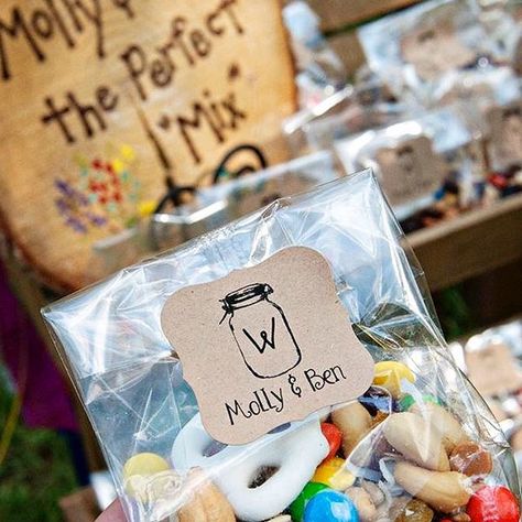 👌🏽The perfect mix! Such a cute wedding favor idea! We love it! So many uses for clear gusset bags! Idea and 📷: Wedding chicks    #Regram via @clearbags Diy Wedding Favors Cheap, Bottle Opener Favors, Creative Wedding Favors, Inexpensive Wedding Favors, Favors Ideas, Cheap Favors, Elegant Wedding Favors, Wedding Crashers, Best Wedding Favors