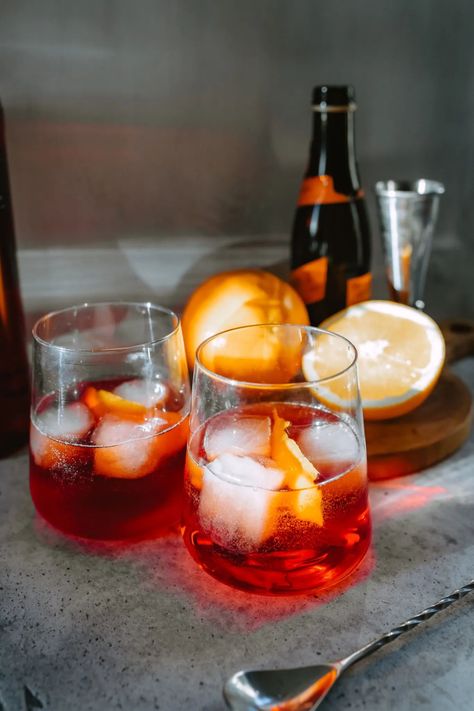 By now you have likely heard this viral cocktail drink name. Cooke asks her co-star about her favorite cocktail, to which D’Arcy replies “A Negroni – Sbagliato – with prosecco in it.” So, what exactly is a Negroni Sbagliato, and how do you make one? Today Charmed By Camille is sharing the full cocktail recipe perfect to make this winter season! Gray Goose Vodka, Vodka Mixed Drinks Recipes, Cosmopolitan Drink Recipe, Cocktail Recipes Summer, Dinner Party Drinks, Spring Cocktail Recipes, Negroni Sbagliato, Vodka Mixed Drinks, Party Drink Ideas