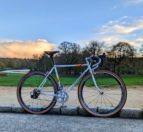 This is my Peugeot PH10, "la poderosa" Peugeot Bike, Neo Retro, Classic Road Bike, Velo Vintage, Retro Bike, Vintage Cycles, Vintage Bike, Bike Style, Gravel Bike