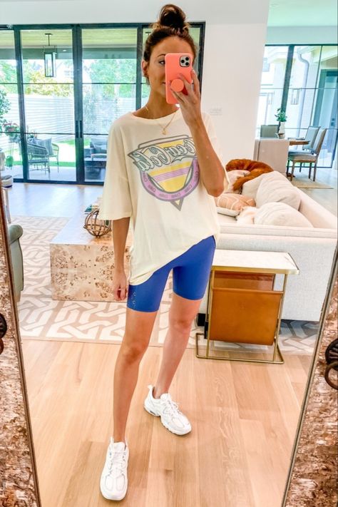 Graphic Tshirt Outfit, Spring Wishlist, Prego Outfits, Pregnant Outfits, Outfits Pastel, Biker Shorts Outfit, Oversized Tees, Being Pregnant, Basic Wardrobe