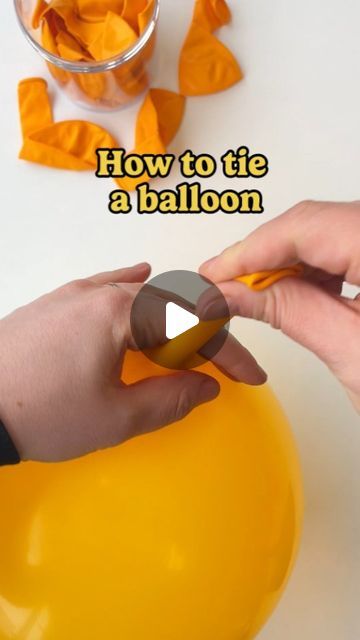 Easiest Way To Tie A Balloon, Balloon Hacks Diy, How To Tie A Balloon Knot Easy, Easy Way To Tie Balloons, Balloon Tying Hack, How To Tie A Balloon, Balloon Crafts Diy, Balloon Tricks, Prom Balloons