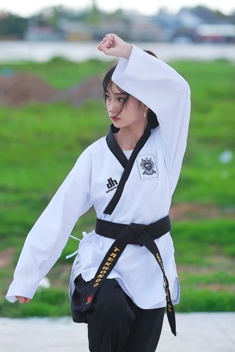 Taekwondo Korea, Korean Taekwondo, Martial Arts Uniform, Taekwondo Girl, Taekwondo Uniform, Women Karate, Martial Arts Clothing, Karate Martial Arts, Hilarious Pictures