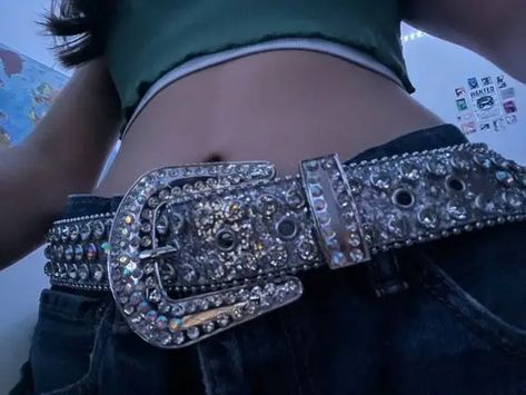 BB Belt: How to Style Like a Fashion Icon Stacked Belts Y2k, Early 2000s Belts, White Studded Belt Outfit, Y2k Belt Aesthetic, Outfits With Bb Belt, Glitter Belt Outfit, Chunky Belts Y2k, Y2k Chain Belt, Pink Bb Belt