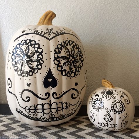 Painted calavera pumpkins for dia de los muertos Sugar Skull Pumpkin Painting Ideas, Calavera Pumpkin Painting, Calavera Pumpkin, Sugar Skull Pumpkin, Sugar Skull Painting, Halloween Pumpkin Crafts, Creative Pumpkin Painting, Deco Halloween, Spooky Ideas