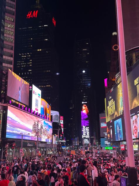 speak now (taylor’s version) promo in times square Taylor Swift In New York, Taylor Swift New York, Times Square Ny, Nyc Times Square, Kacey Musgraves, New York Life, New York Aesthetic, Taylor S, Taylor Swift Videos