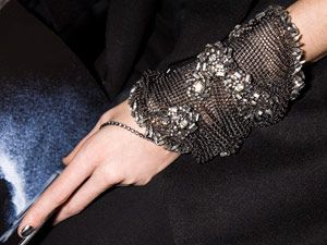 Palm Cuff, Haute Jewelry, Body Decor, Glam Jewelry, Erickson Beamon, Hand Wrist, Mesh Bracelet, Band Bracelet, Zac Posen