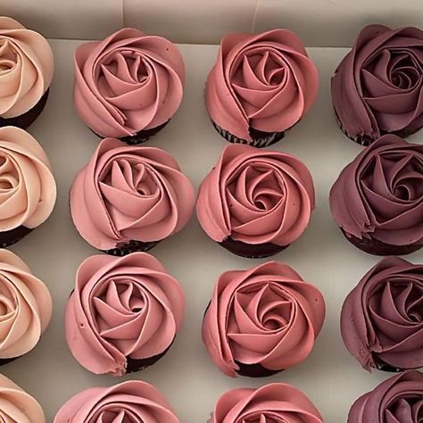 The Cupcake Sensation on Instagram: "Rosettes are so simple yet elegant 🤍🤎🩶🖤 . . . #cupcakedecorating #cupcakesofinstagram #cupcakes #cupcakebouqet #cakes4cakelovers #cake #cakeoftheday🍰 #cake_trends #baking #bakery #bakinglove #floralcupcakes #buttercream #buttercreamcake #buttercreamflowersclass" Rosette Cupcakes, Floral Cupcakes, Rose Cupcakes, Easy Cupcakes, Cake Trends, Buttercream Flowers, Buttercream Cake, Chocolate Cupcakes, Cupcakes Decoration