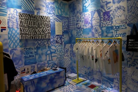 42 Hype Photos from ComplexCon 2017 | Sidewalk Hustle Complexcon Booth, Bars Ideas, Visual Merchandising Fashion, Sneaker Ball, Brand Activation, Self Storage, Shop Interiors, Flagship Store, Pop Up Store