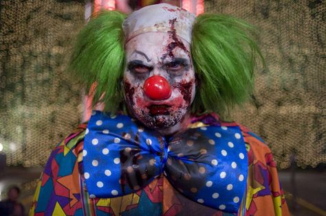 Zombie Clowns. Hilarious. (From Zombieland) Clown Photos, Clown Horror, Clown Mask, Halloween Clown, Send In The Clowns, Clowning Around, Evil Clowns, Funny Horror, Evil Dead