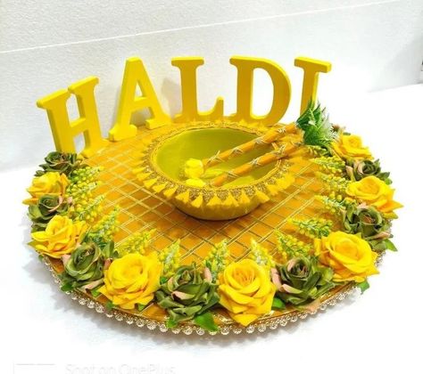 Haldi Plate Decoration Ideas Muslim, Haldi Thali, Haldi Plate, Bridal Hamper, Plate Decoration Ideas, Indian Wedding Rituals, Indian Mehandi, Haldi Platter, Haldi Ceremony Decorations