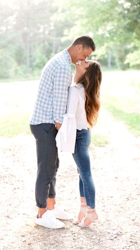 Height Difference Engagement Photos, Engagement Photoshoot Ideas Same Height, Engagement Photos For Height Difference, Big Height Difference Couple, Engagement Photos Same Height Couples, Engagement Photos For Larger Couples, Engagement Picture Outfits, Spring Engagement Photos, Engagement Pictures Poses