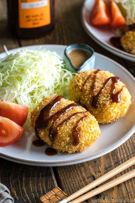 Japanese Croquettes, Japanese Croquette, Potato Croquette Recipe, Croquettes Recipe, Harissa Chicken, Japanese Food Bento, Easy Japanese Recipes, Japanese Recipes, Creamy Potato